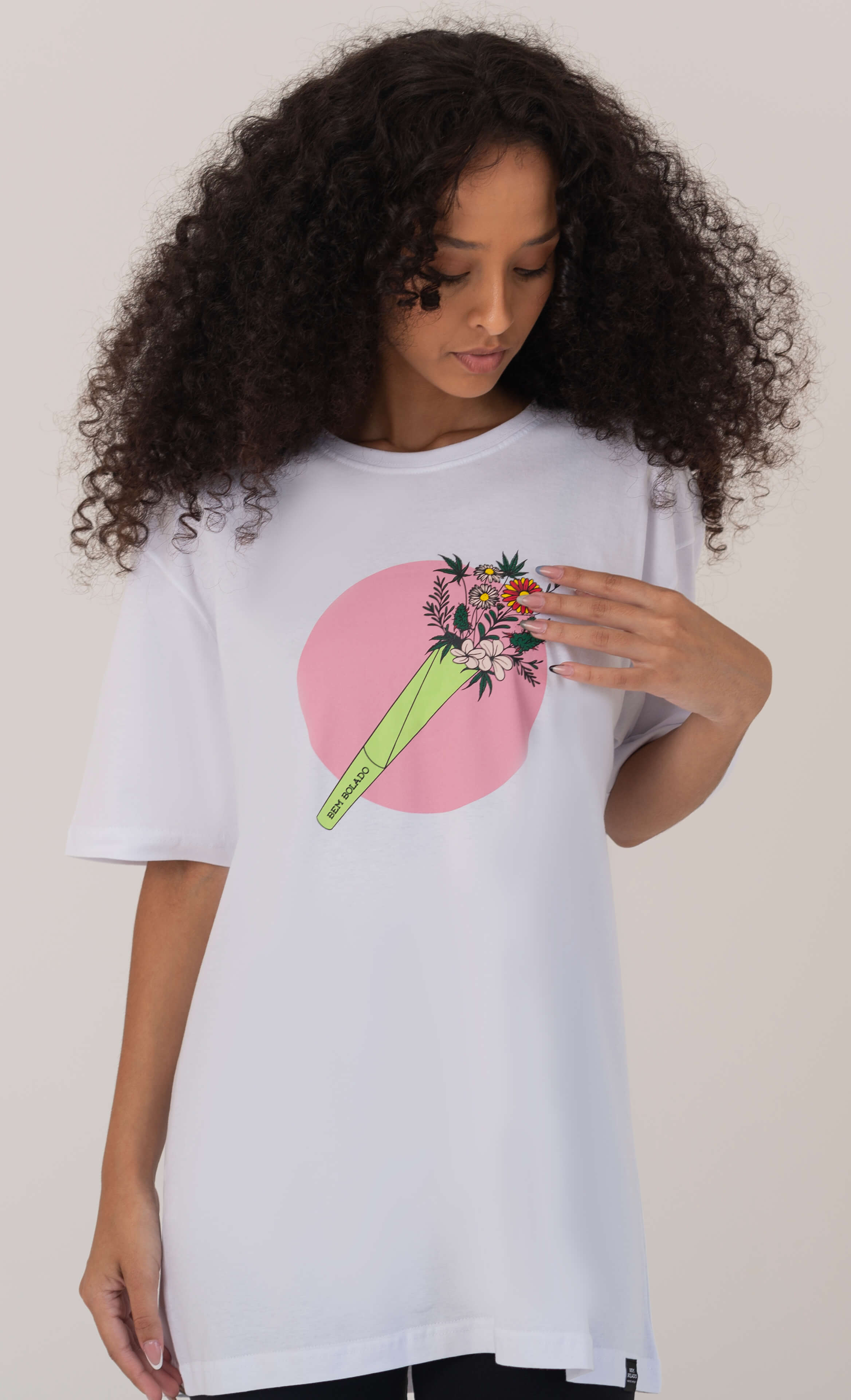 T-Shirt Bolso de Flores Branca - BE CHIC
